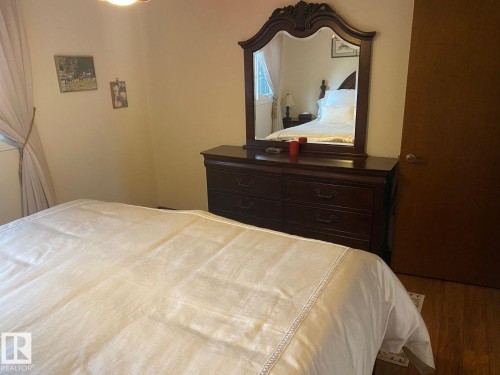Bedroom featuring wood finished floors - 206 Wolf Willow Crescent, Edmonton, AB - Indoor Photo Showing Bedroom