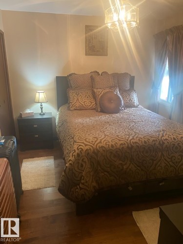 Bedroom with dark wood finished floors - 206 Wolf Willow Crescent, Edmonton, AB - Indoor Photo Showing Bedroom