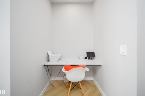 Office space with built in desk and light wood finished floors - 15 Chambery Crescent, St. Albert, AB - Indoor Photo Showing Office