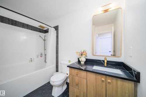 Bathroom with vanity and shower / bath combo - 15 Chambery Crescent, St. Albert, AB - Indoor Photo Showing Bathroom