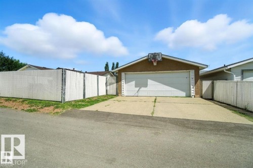 Detached garage featuring a gate - 14936 81 Street, Edmonton, AB - Outdoor