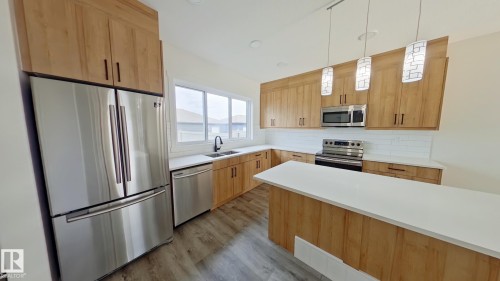Main 5715 Hawthorn Common, Edmonton, AB - Indoor Photo Showing Kitchen With Stainless Steel Kitchen With Double Sink With Upgraded Kitchen