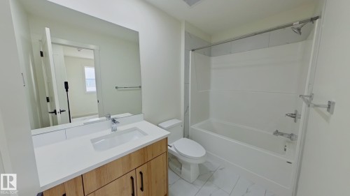 Main 5715 Hawthorn Common, Edmonton, AB - Indoor Photo Showing Bathroom