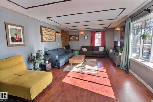 4422 116 Avenue, Edmonton, AB - Indoor Photo Showing Living Room