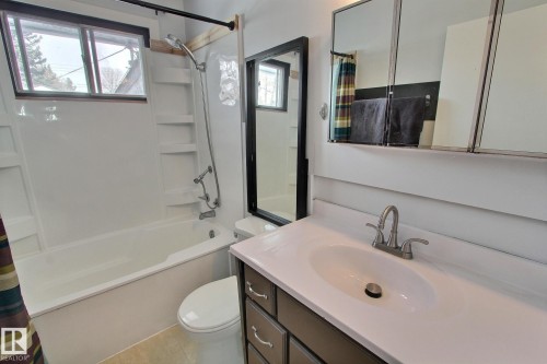 4422 116 Avenue, Edmonton, AB - Indoor Photo Showing Bathroom
