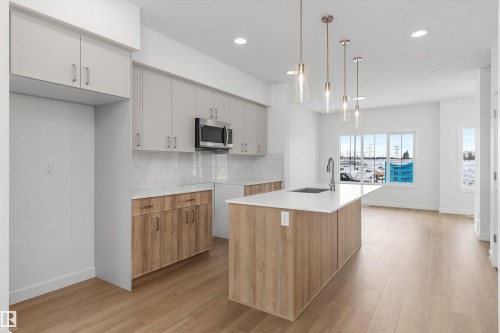 1016 14 Avenue, Edmonton, AB - Indoor Photo Showing Kitchen