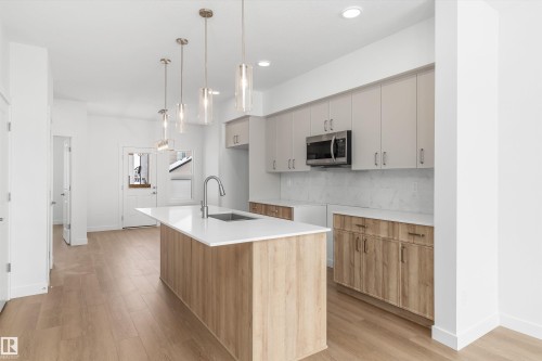 1016 14 Avenue, Edmonton, AB - Indoor Photo Showing Kitchen With Upgraded Kitchen