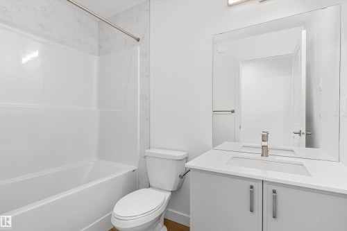 1016 14 Avenue, Edmonton, AB - Indoor Photo Showing Bathroom