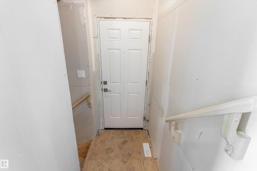 1016 14 Avenue, Edmonton, AB - Indoor Photo Showing Other Room