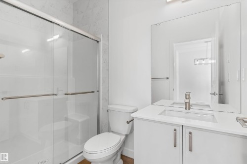 1016 14 Avenue, Edmonton, AB - Indoor Photo Showing Bathroom