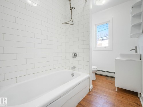 9638 106 Avenue, Edmonton, AB - Indoor Photo Showing Bathroom