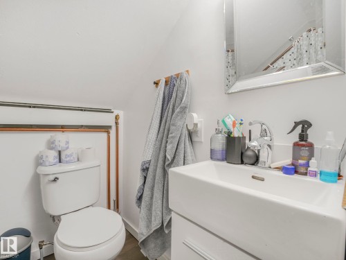9638 106 Avenue, Edmonton, AB - Indoor Photo Showing Bathroom