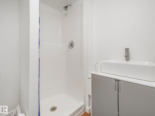 9638 106 Avenue, Edmonton, AB - Indoor Photo Showing Bathroom