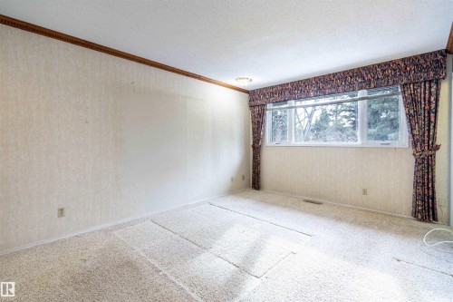 59 Quesnell Crescent, Edmonton, AB - Indoor Photo Showing Other Room
