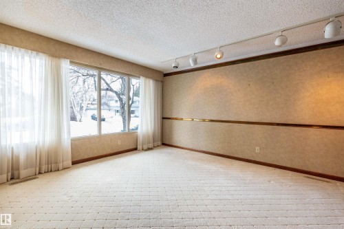 59 Quesnell Crescent, Edmonton, AB - Indoor Photo Showing Other Room