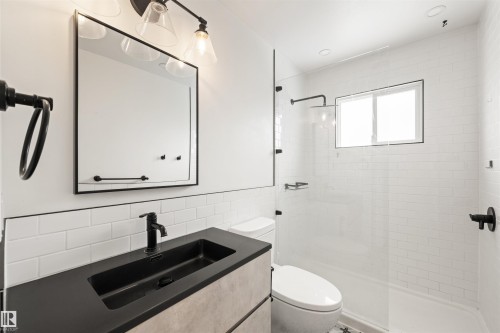 11052 151 Street, Edmonton, AB - Indoor Photo Showing Bathroom