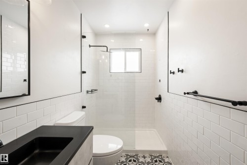 11052 151 Street, Edmonton, AB - Indoor Photo Showing Bathroom