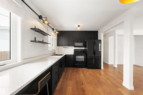 11052 151 Street, Edmonton, AB - Indoor Photo Showing Kitchen With Upgraded Kitchen