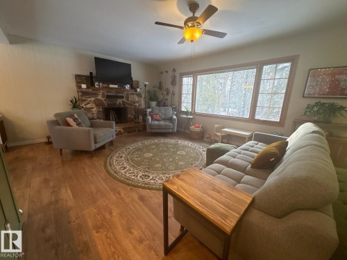 191 52343 Range Rd 211, Rural Strathcona County, AB - Indoor Photo Showing Living Room