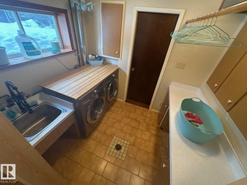 191 52343 Range Rd 211, Rural Strathcona County, AB - Indoor Photo Showing Laundry Room