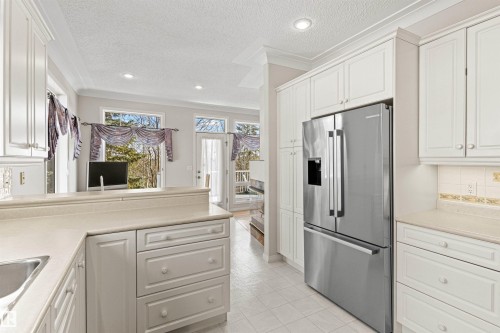 9 Butterworth Point(E), Edmonton, AB - Indoor Photo Showing Kitchen