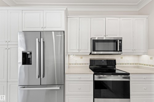 9 Butterworth Point(E), Edmonton, AB - Indoor Photo Showing Kitchen