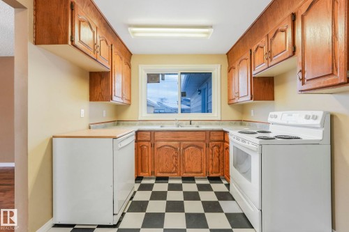 58 Huron Street S, Devon, AB - Indoor Photo Showing Kitchen