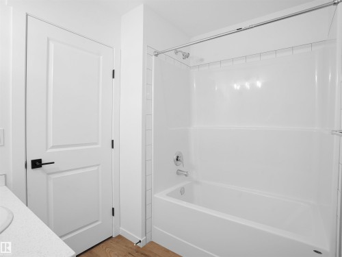 32 1009 Cy Becker Road, Edmonton, AB - Indoor Photo Showing Bathroom