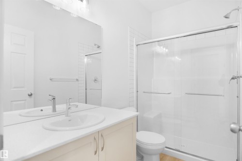 1323 11 Avenue, Edmonton, AB - Indoor Photo Showing Bathroom