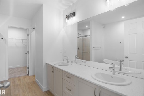 1323 11 Avenue, Edmonton, AB - Indoor Photo Showing Bathroom