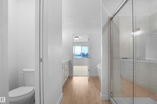 1323 11 Avenue, Edmonton, AB - Indoor Photo Showing Bathroom