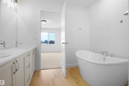 1323 11 Avenue, Edmonton, AB - Indoor Photo Showing Bathroom