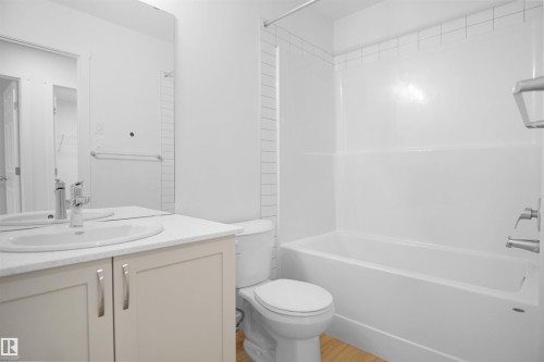 1323 11 Avenue, Edmonton, AB - Indoor Photo Showing Bathroom