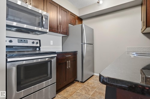 404 5370 Chappelle Road, Edmonton, AB - Indoor Photo Showing Kitchen