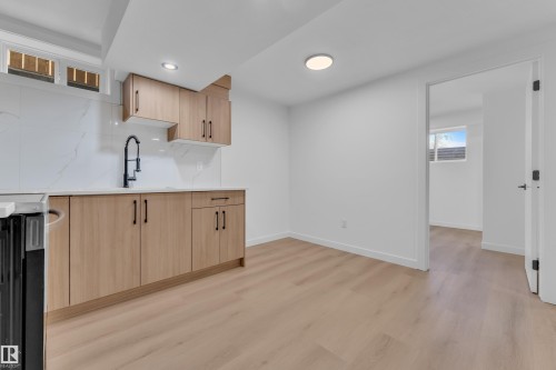 1755 37 Street, Edmonton, AB - Indoor Photo Showing Kitchen