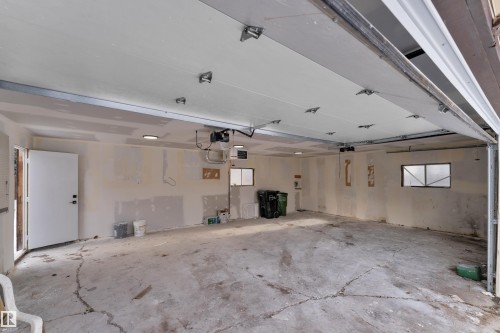 1755 37 Street, Edmonton, AB - Indoor Photo Showing Garage