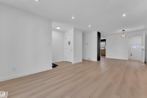 1755 37 Street, Edmonton, AB - Indoor Photo Showing Other Room