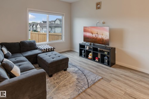 Living area with light wood-style floors and baseboards - 304 36 Avenue, Edmonton, AB - Indoor Photo Showing Living Room