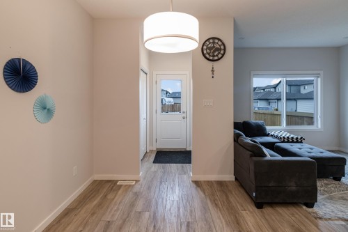 Entryway featuring light wood-style flooring and baseboards - 304 36 Avenue, Edmonton, AB - Indoor