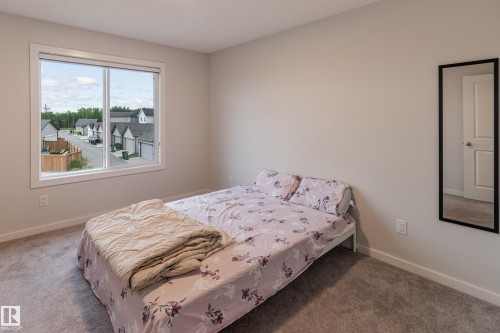 Carpeted bedroom featuring baseboards - 304 36 Avenue, Edmonton, AB - Indoor Photo Showing Bedroom