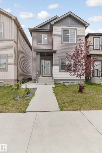 View of front of house with a front yard - 304 36 Avenue, Edmonton, AB - Outdoor With Facade