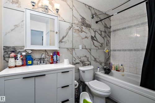 7 13460 Fort Rd, Edmonton, AB - Indoor Photo Showing Bathroom