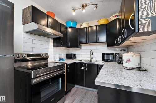 7 13460 Fort Rd, Edmonton, AB - Indoor Photo Showing Kitchen With Double Sink