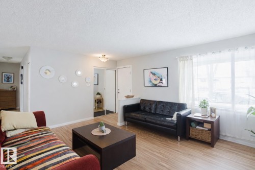 11611 145 Avenue, Edmonton, AB - Indoor Photo Showing Living Room