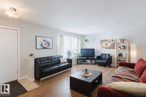 11611 145 Avenue, Edmonton, AB - Indoor Photo Showing Living Room