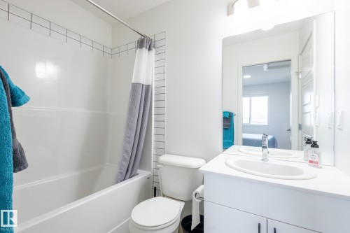 5016 Kinney Link, Edmonton, AB - Indoor Photo Showing Bathroom