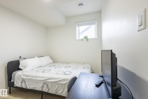 5016 Kinney Link, Edmonton, AB - Indoor Photo Showing Bedroom