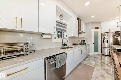 17920 59 Street, Edmonton, AB - Indoor Photo Showing Kitchen With Upgraded Kitchen