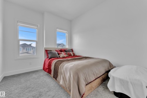 Carpeted bedroom featuring baseboards - 16812 48 Street Nw, Edmonton, AB - Indoor Photo Showing Bedroom
