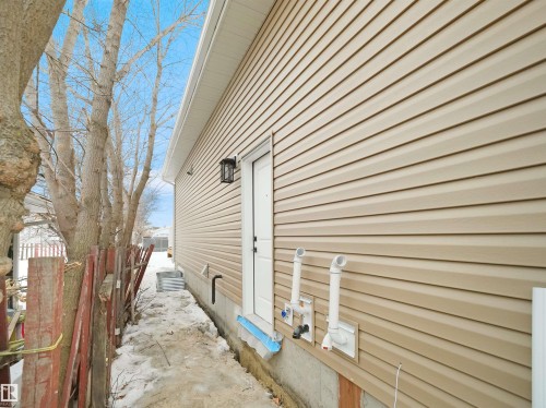 5015 46 Ave, Calmar, AB - Outdoor